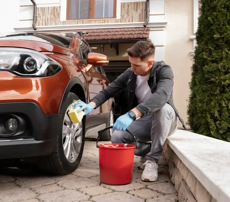 Lavage auto à domicile Beuvrages : professionnel intervenant sur un véhicule